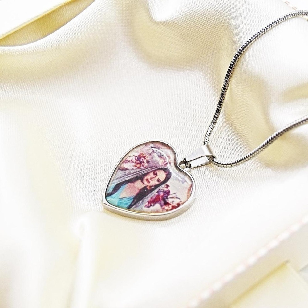 Lana Del Rey Necklace - Picture 3 of 6